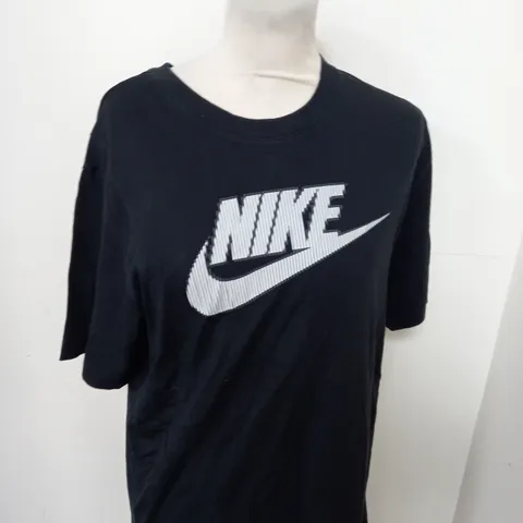 NIKE LOGO GRAPHIC T-SHIRT SIZE M