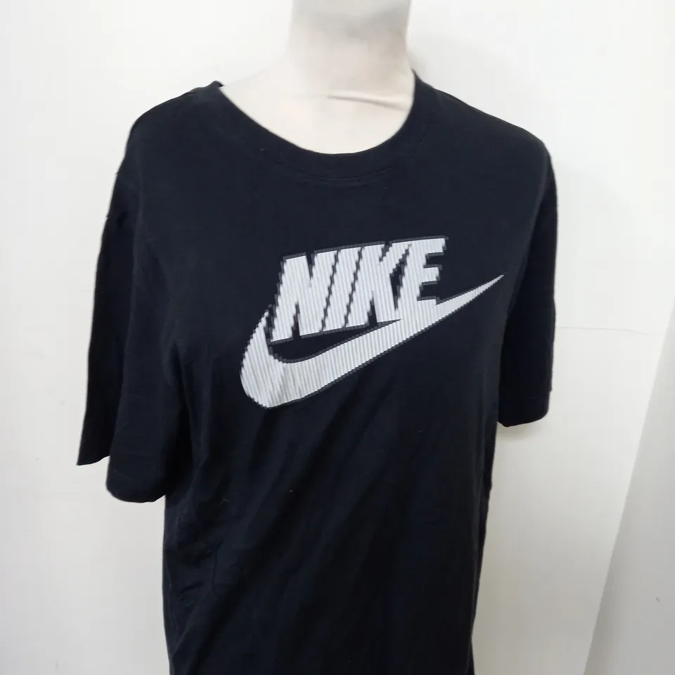 NIKE LOGO GRAPHIC T-SHIRT SIZE M