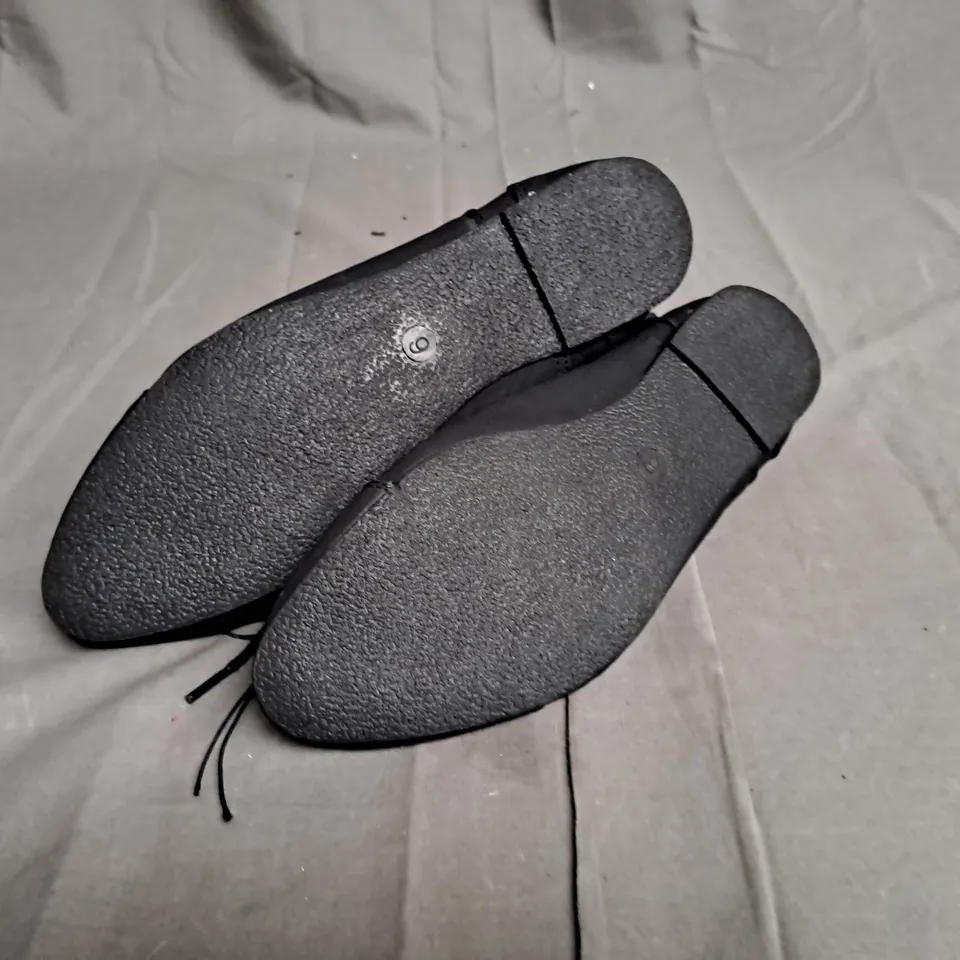 BOXED LOT OF APPROX. 20 PAIRS OF LADIES BLACK BOOTS. VARIOUS SIZES