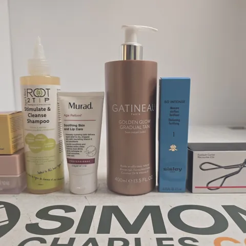 APPROXIMATELY 15 ASSORTED HEALTH & BEAUTY PRODUCTS TO INCLUDE SHAMPOO , EYELASH CURLER AND MURAD