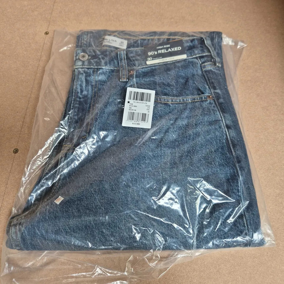 BAGGED ABERCROMBIE & FITCH HIGH RISE 90S RELAXED JEANS IN BLUE - 30 REG