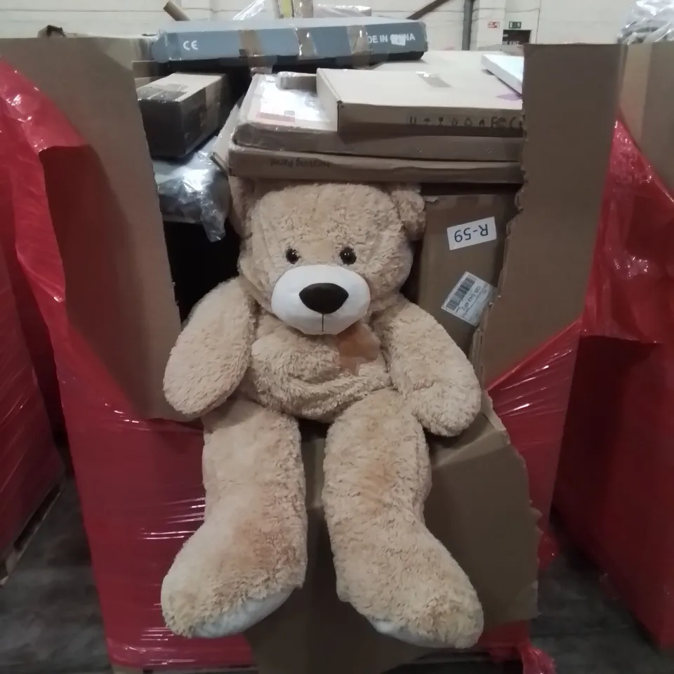 PALLET CONTAINING VARIOUS ASSORTED ITEMS TO INCLUDE: HEATING PANEL, SHOWER UNIT, CHAIN SAW, AIR CONDITIONING UNIT, LARGE CUDDLY BEAR, KEYBOARD, AND LOTS MORE UNMARKED BOXED ITEMS 