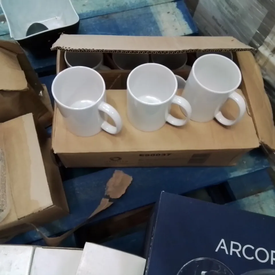 BOX CONTAINING VARIOUS CATERING AND KITCHEN SUPPLIES TO INCLUDE 12 WINE GLASSES, THERMOMETER READERS, SALT POTS, 36 PLASTIC STORAGE TUBS, 2 BOXES OF ALL PURPOSE WIPES, 9 SHOT GLASSES ETC.