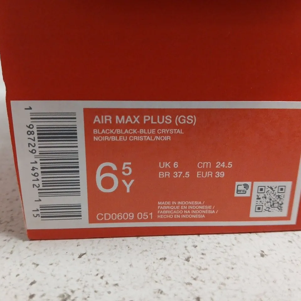 BOXED PAIR OF NIKE AIR MAX PLUS GS – BLACK/BLUE, UK 6