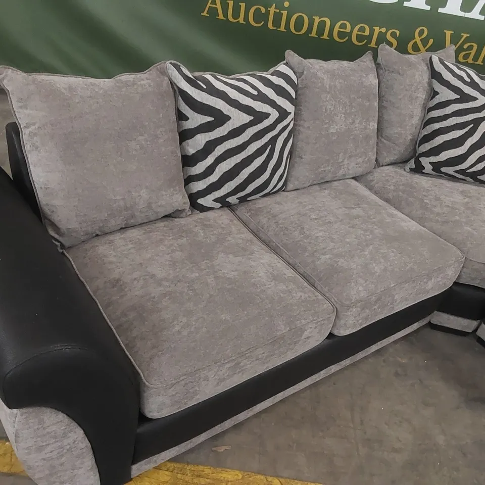 QUALITY DESIGNER HILTON FABRIC AND FAUX LEATHER RIGHT HAND CORNER CHAISE SOFA