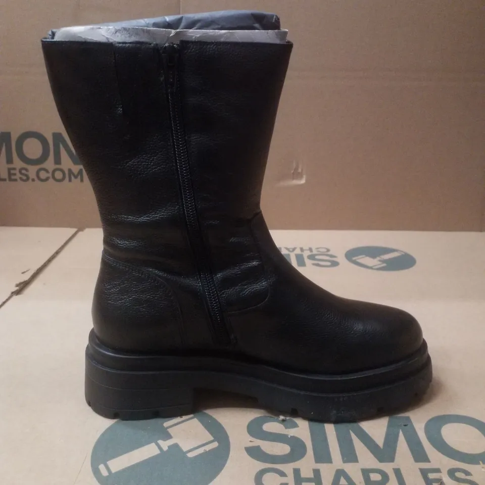 BOX CONTAINING APPROXIMATELY 5 PAIRS OF BRAND NEW SIMPLY BE BLACK BREENER WIDE LEATHER BOOTS - SIZE 4