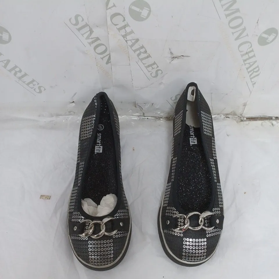 APPROXIMATELY 20 PAIRS OF BAGGED SMART FIT SLIP-ON RAISES PUMPS - BLACK IN VARIOUS SIZES 