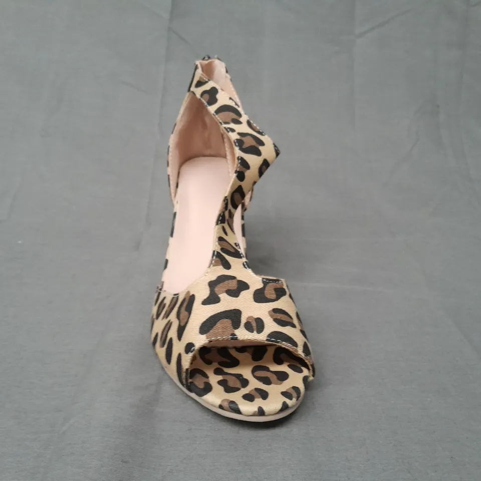 BOXED PAIR OF DESIGNER OPEN TOE HEELED SHOES IN LEOPARD PRINT DESIGN EU SIZE 41