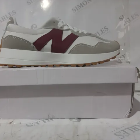 BOXED PAIR OF NEW BALANCE TRAINERS IN WHITE/MAROON EU SIZE 41