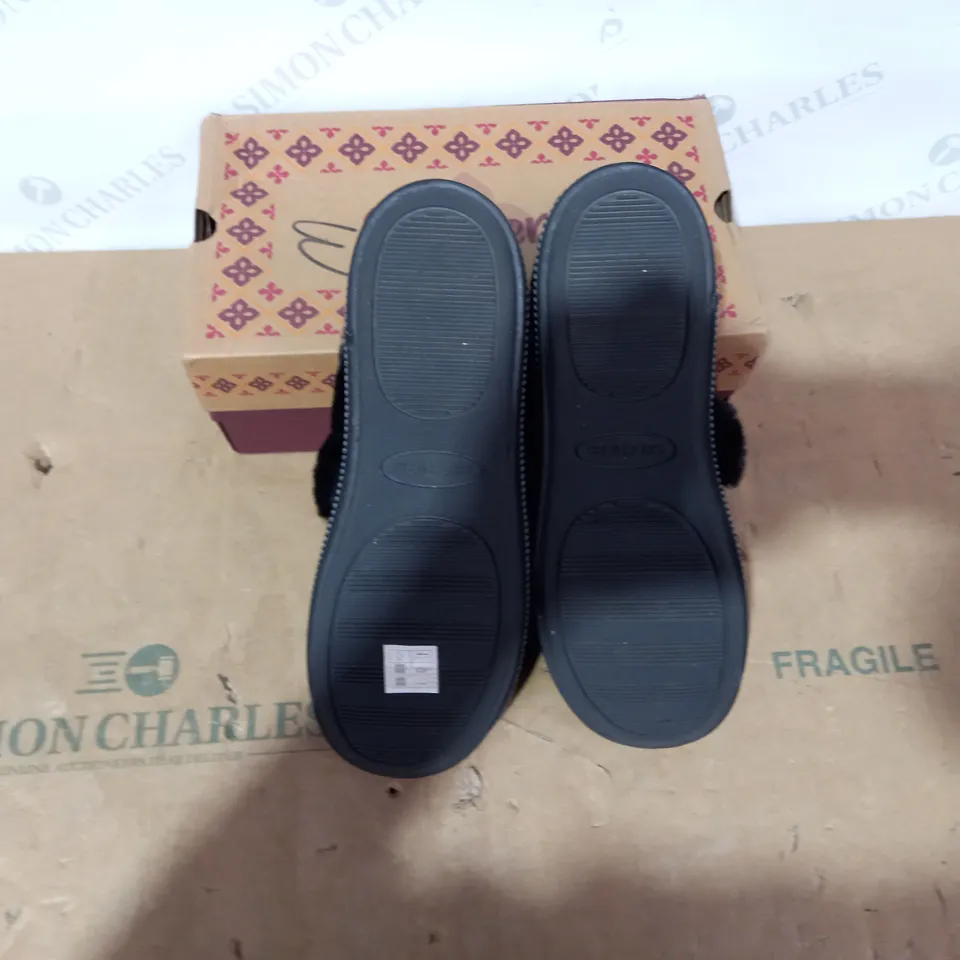 BOXED PAIR OF SKECHERS SLIPPERS - SIZE 8
