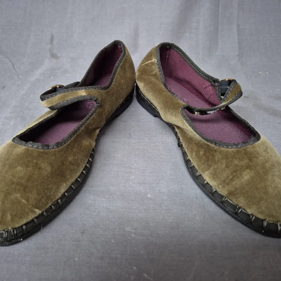 BOXED PAIR OF FLABELUS STARLING FLAT SHOES IN GREEN EU SIZE 36