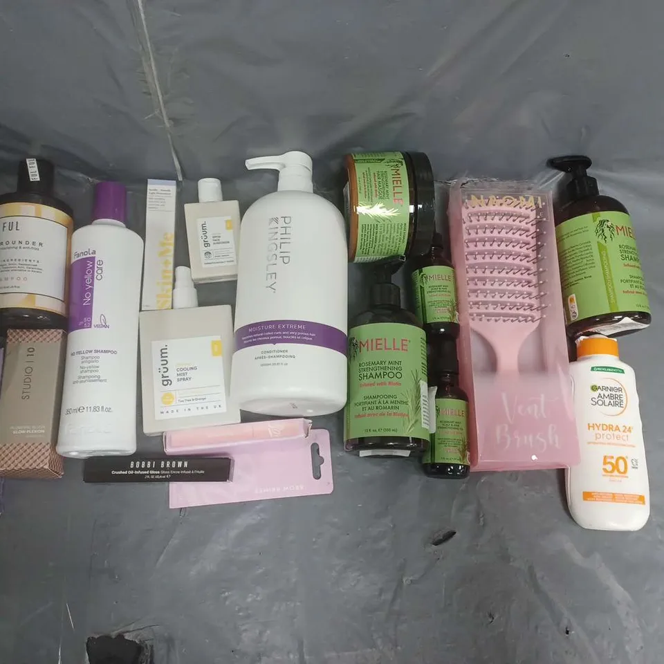 BOX OF APPROXIMATELY 12 ASSORTED COSMETIC ITEMS TO INCLUDE - BOBBI BROWN LIP OIL -MIELLE SHAMPOO- GRUUM SPF ETC.