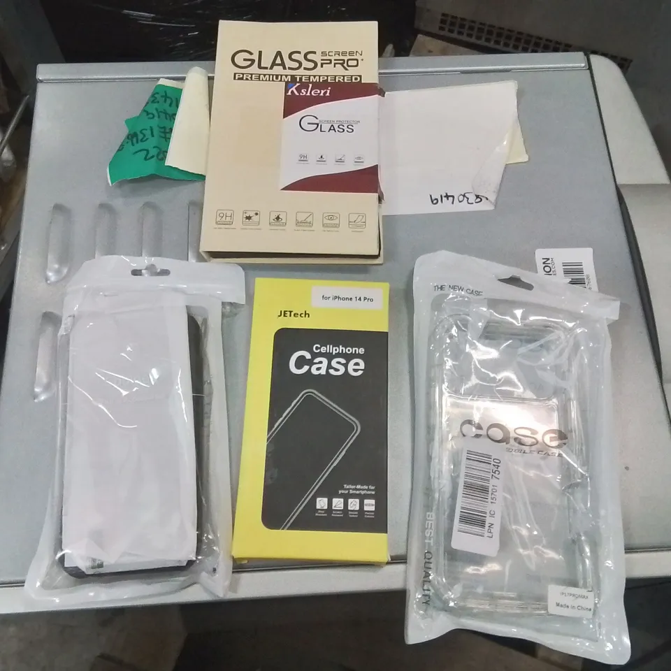 PALLET CONTAINING A LARGE QUANTITY OF PHONE CASES 