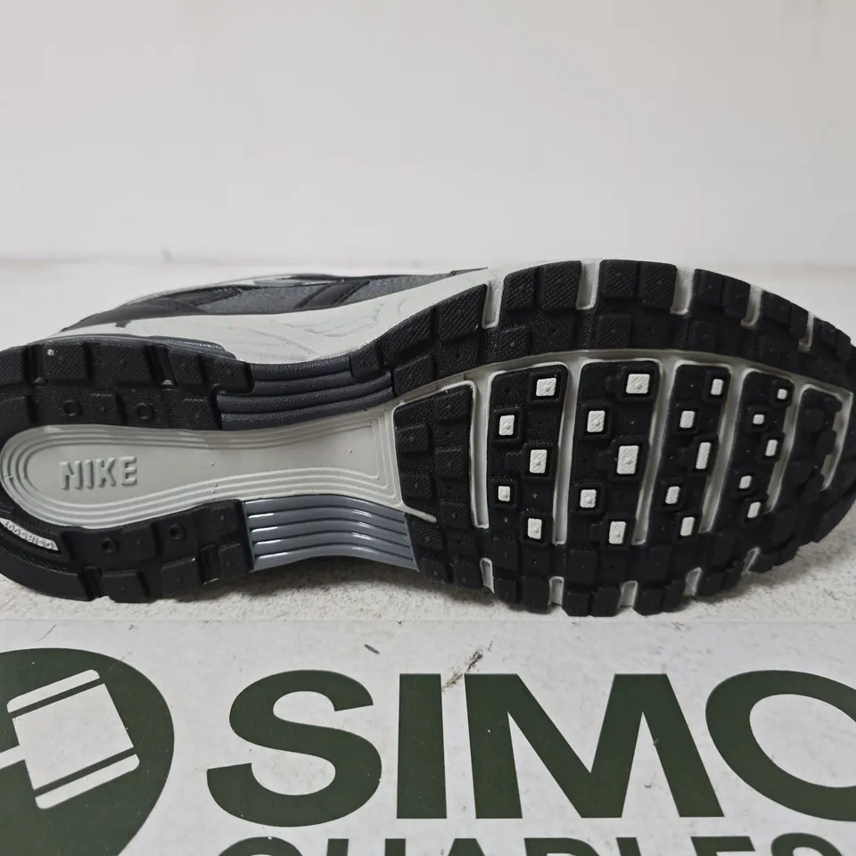 BOXED PAIR OF NIKE P-6000 TRAINERS - UK SIZE 9