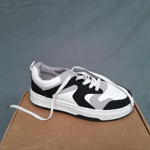 BOXED PAIR OF UNBRANDED LOW TRAINERS IN GREY/WHITE/NAVY SIZE 40