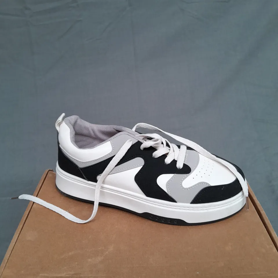 BOXED PAIR OF UNBRANDED LOW TRAINERS IN GREY/WHITE/NAVY SIZE 40