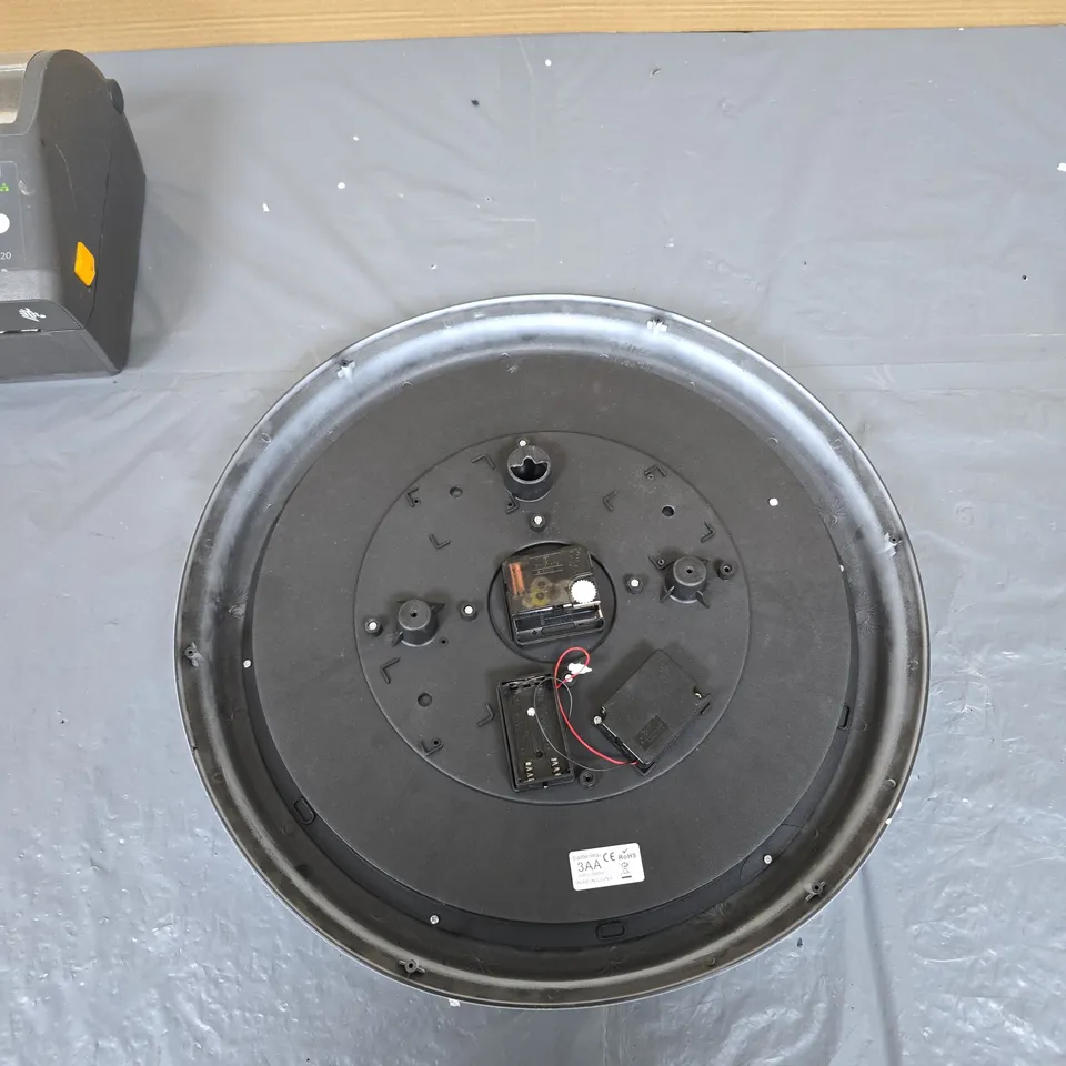 ROUND WHITE WALL CLOCK WITH EXPOSED BRASS GEARS – ROMAN NUMERALS (QUARTZ)