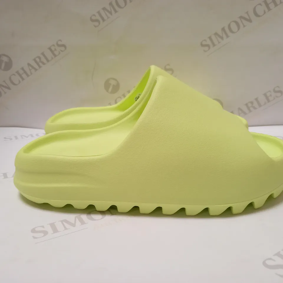 ADIDAS YEEZY SLIDE SIZE 7