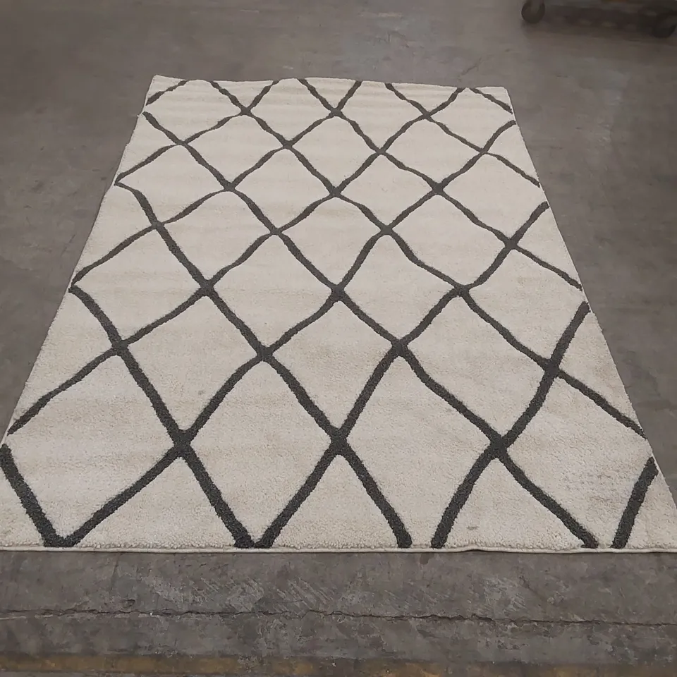 QUALITY DESIGNER AREA RUG - APPROXIMATELY 232 x 155cm