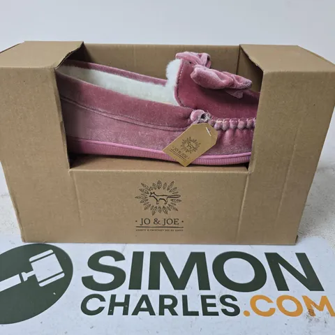 BOXED JO & JOE SLIPPER SHOES, PINK - SIZE 8