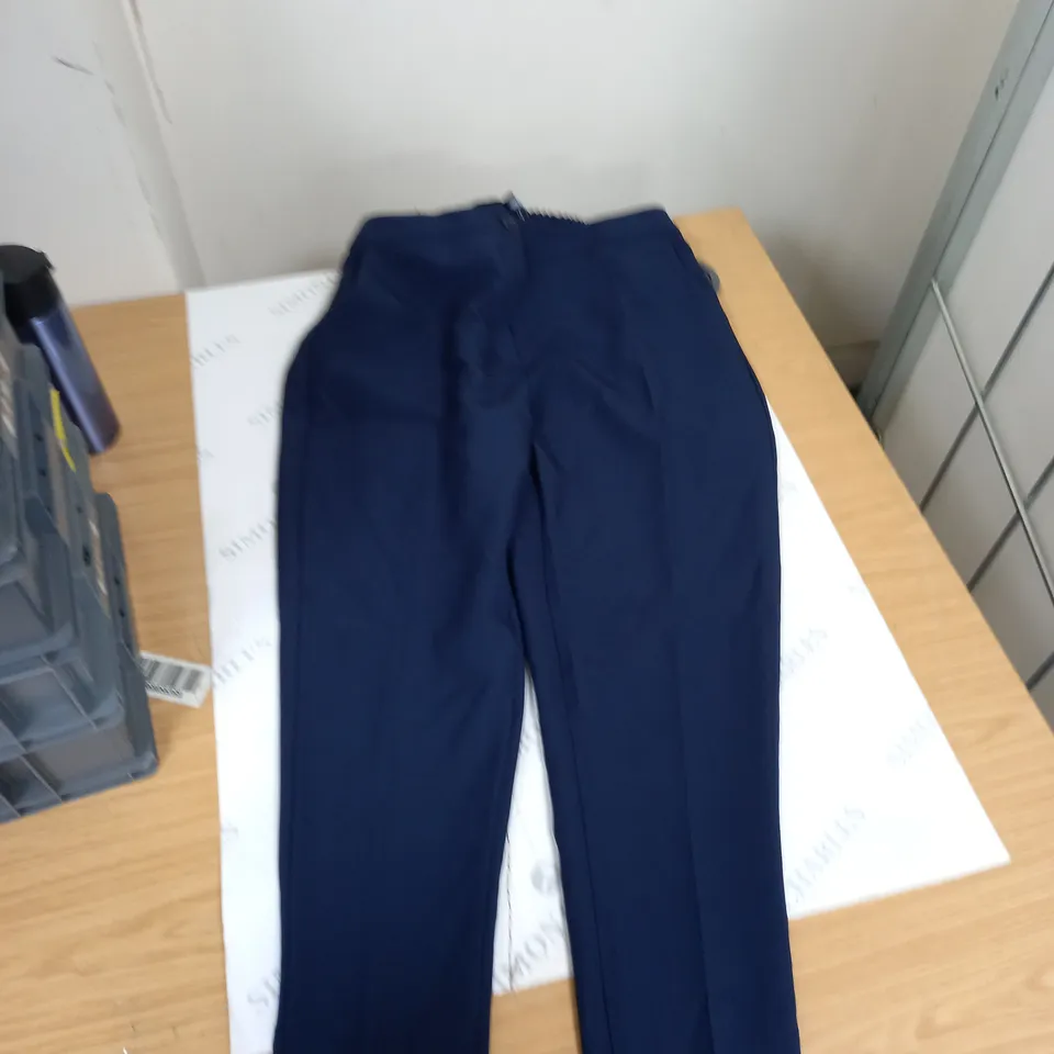 BOX OF ASSORTED CLOTHING ITEMS TO INCLUDE PANTS, TOPS, DRESSES ETC 