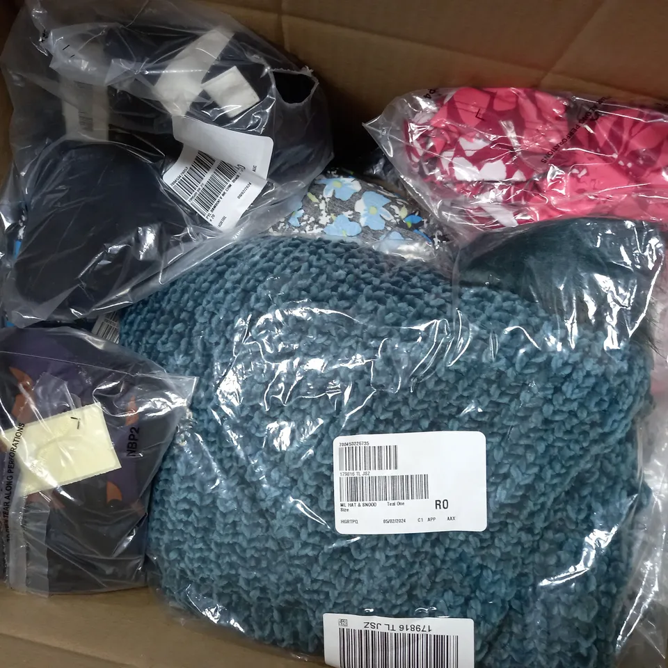 APPROXIMATELY 20 ASSORTED ITEMS OF WOMEN'S CLOTHING TO INCLUDE BEN DE LISI JUMPER SIZE M, KIM&CO TOP SIZE S, PRETTY YOU LONDON ROBE SIZE L/XL