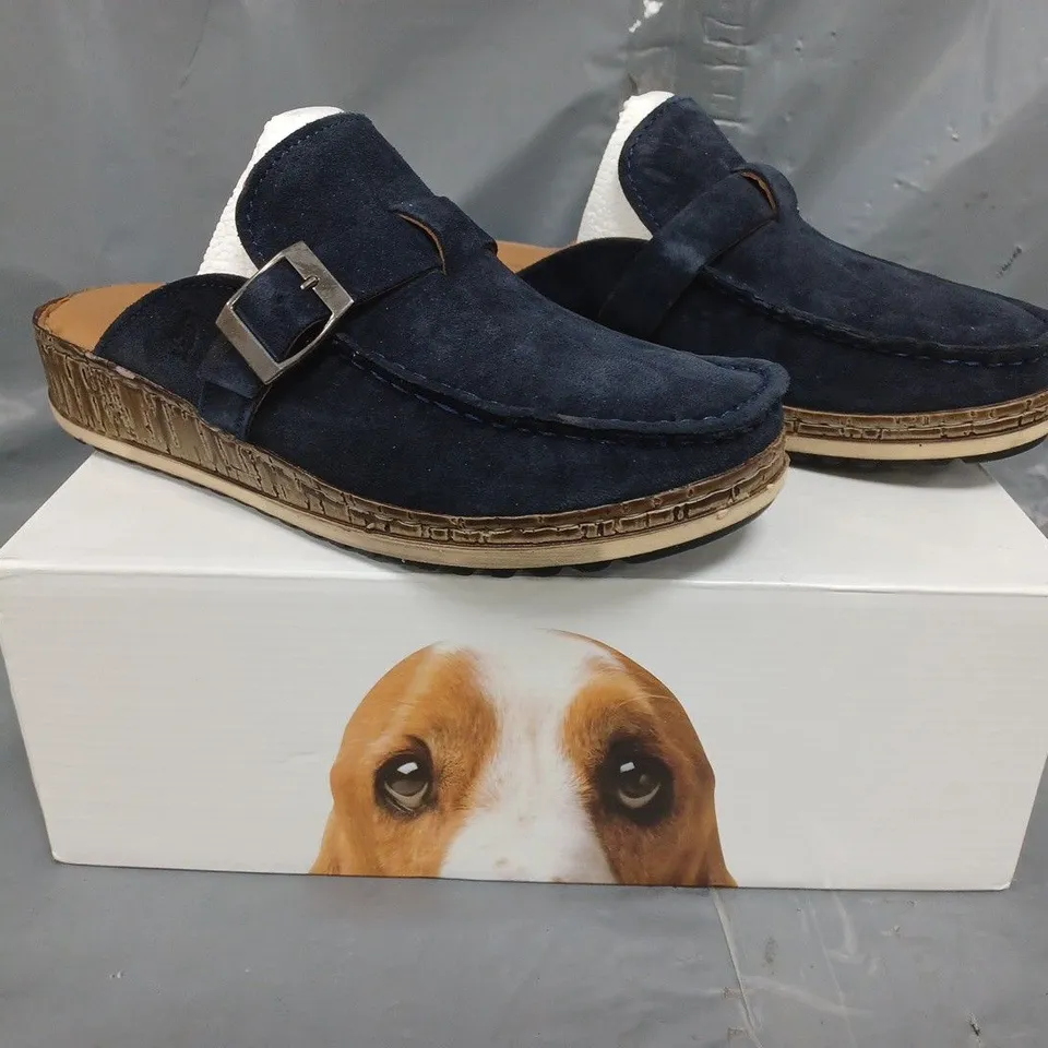 BOXED PAIR OF HUSH PUPPIES MULES IN NAVY SIZE 6