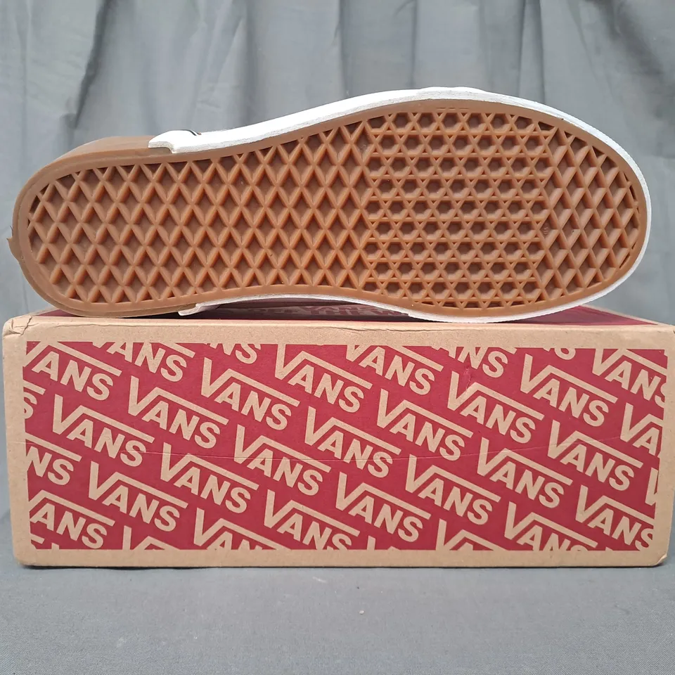 BOXED PAIR OF VANS OLD SKOOL SHOES IN CREAM UK SIZE 9.5