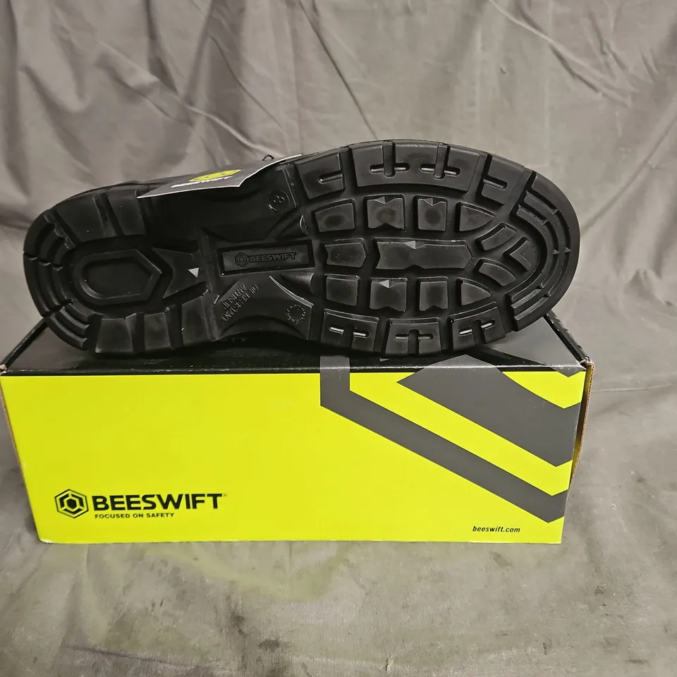 BOXED PAIR OF BEESWIFT SAFETY SHOES IN BLACK SIZE 8