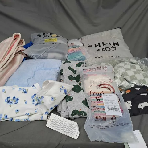 BOX OF ASSORTED CHILDRENS CLOTHING VARYING IN SIZE/COLOUR/STYLE TO INCLUDE: TOPS, VESTS, JUMPERS
