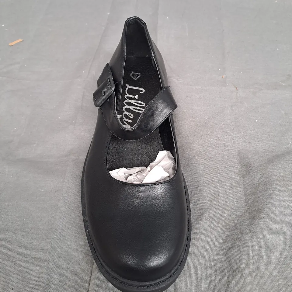 BOX OF APPROXIMATLY 10 BLACK LILLEY SHOE IN VARIOUS SIZES 