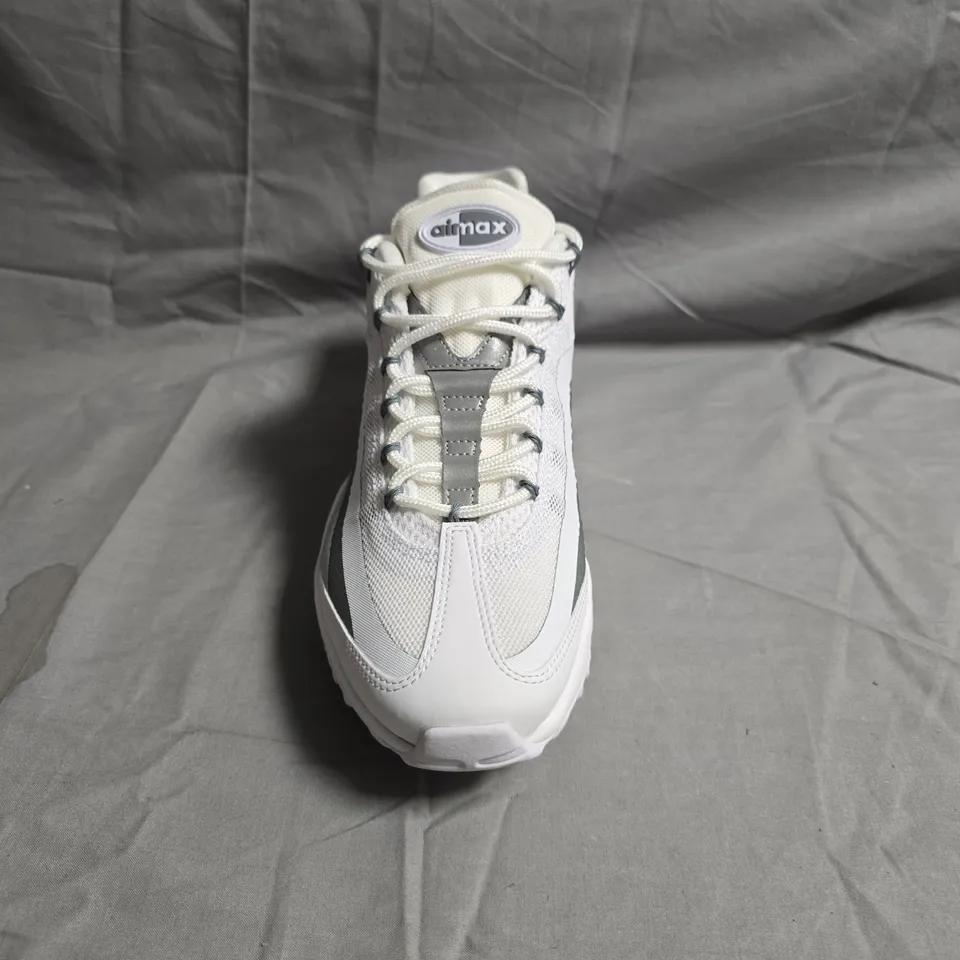 PAIR OF NIKE AIR MAX SHOES IN WHITE/GREY SIZE UK 8