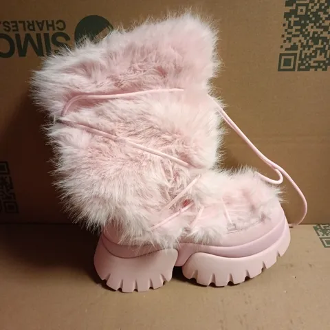 BOXED PAIR OF KOI KAWAII SASQUATCH FLUFFY SNOW BOOTS IN PINK SIZE UK 8