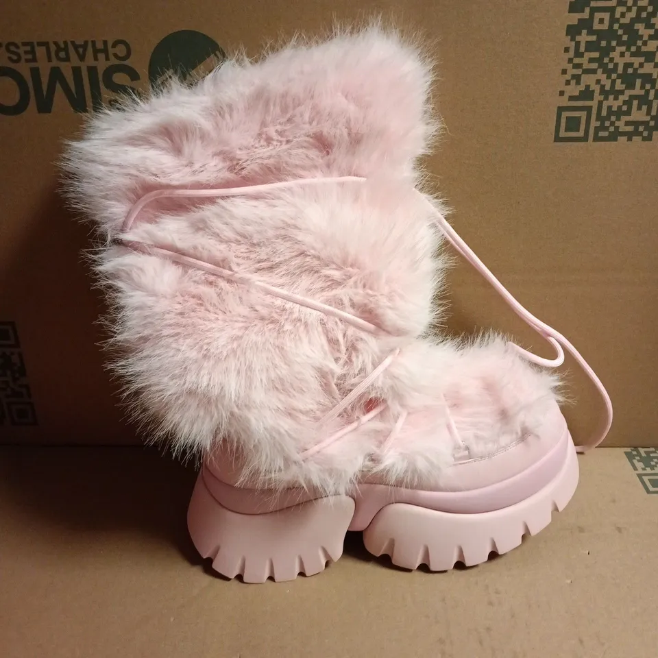 BOXED PAIR OF KOI KAWAII SASQUATCH FLUFFY SNOW BOOTS IN PINK SIZE UK 8