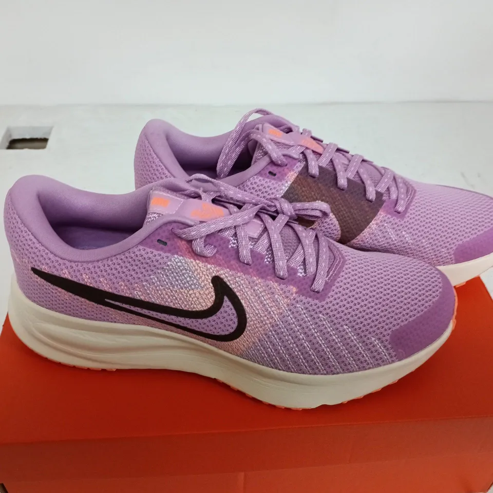 NIKE RUN DEFY SIZE 6.5 (MEGENTA CLAR/NOIR)