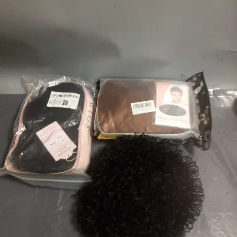 APPROXIMATELY 10 WIGS AND HAIRPIECES. ASSORTED COLOURS, SIZES AND STYLES