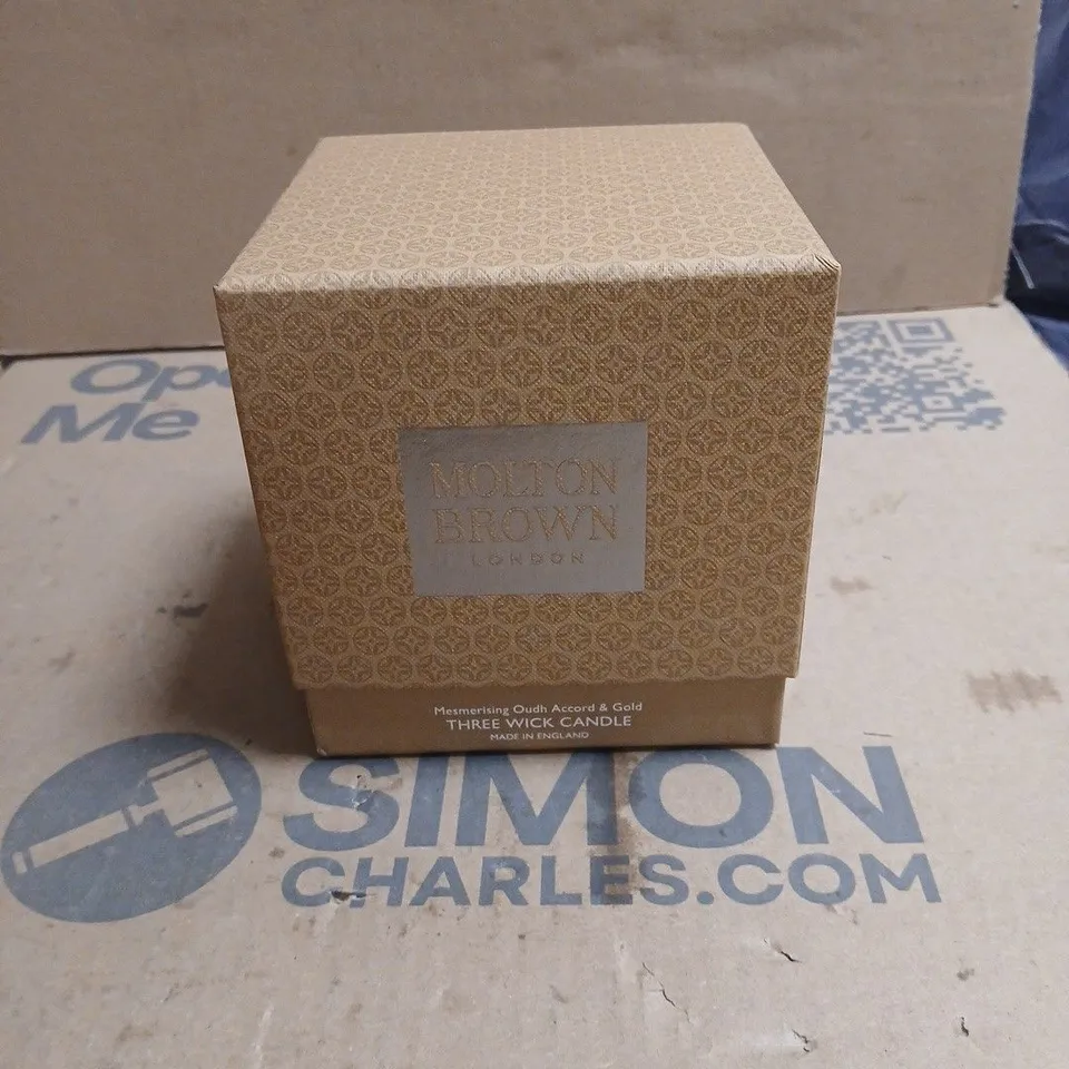 MOLTON BROWN LONDON MESMERISING OUDH ACCORD & GOLD THREE WICK CANDLE – LONDON 480G BOXED