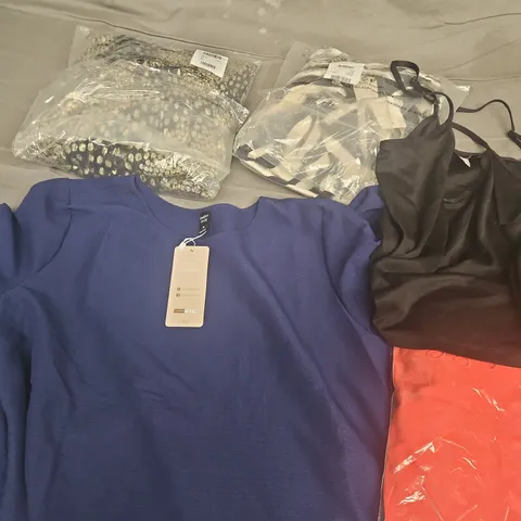 APPROXIMATELY 35 ASSORTED CLOTHING ITEMS IN VARIOUS SIZES, STYLES & COLOURS TO INCLUDE DRESSES, TOPS, JACKETS, ETC