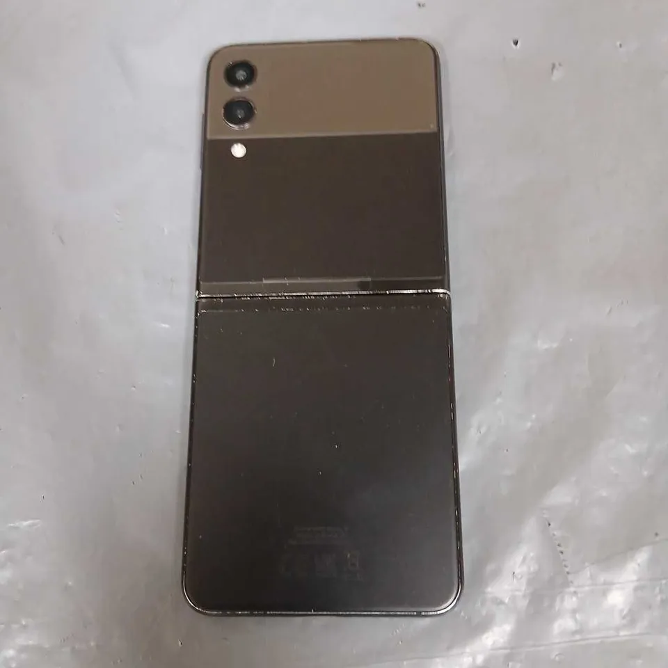 SAMSUNG GALAXY Z FLIP3 5G SM-F711B – BLACK/BRONZE (USED)