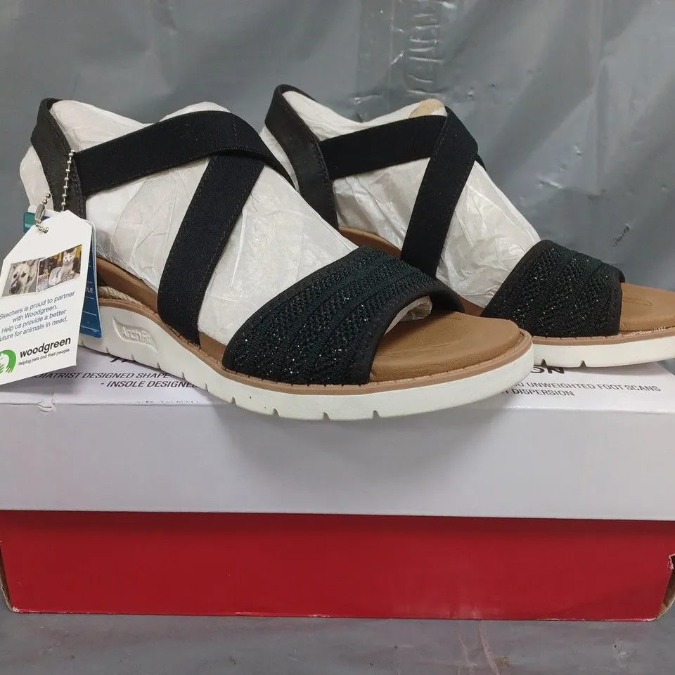 BOXED PAIR OF SKECHERS ARCH FIT SANDALS IN BLACK SIZE 3