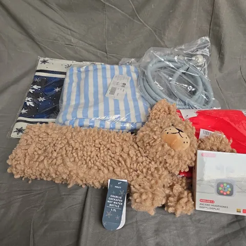 LARGE BOX OF APPROXIMATELY 15 ASSORTED HOUSEHOLD ITEMS TO INCLUDE - CHARLIE COCKAPOO HOT WATER BOTTLE - EARBUDS - ROMAN BEACH TOWEL - ETC