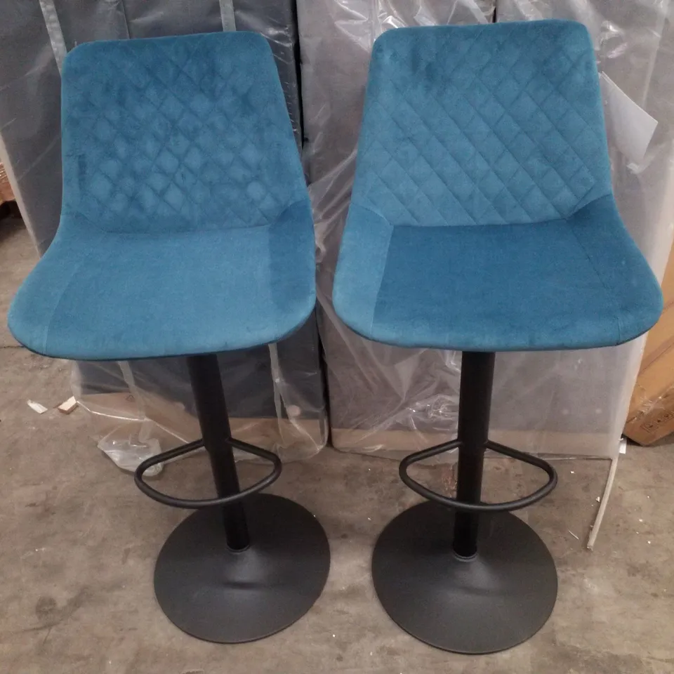 SET OF 2 VINTAGE SUEDE UPHOLSTERED SWIVEL HEIGHT ADJUSTABLE BAR STOOL - BLUE
