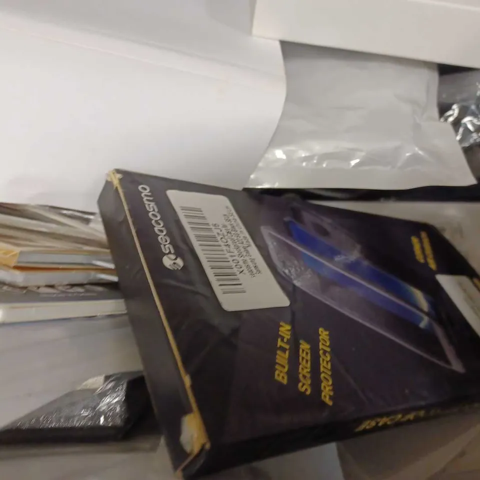 LOT OF APPROX 20 ASSORTED MOBILE PHONE ACCESORIES TO INCLUDE PHONE CASES, SCREEN PROTECTORS, USB CABLES, ETC 