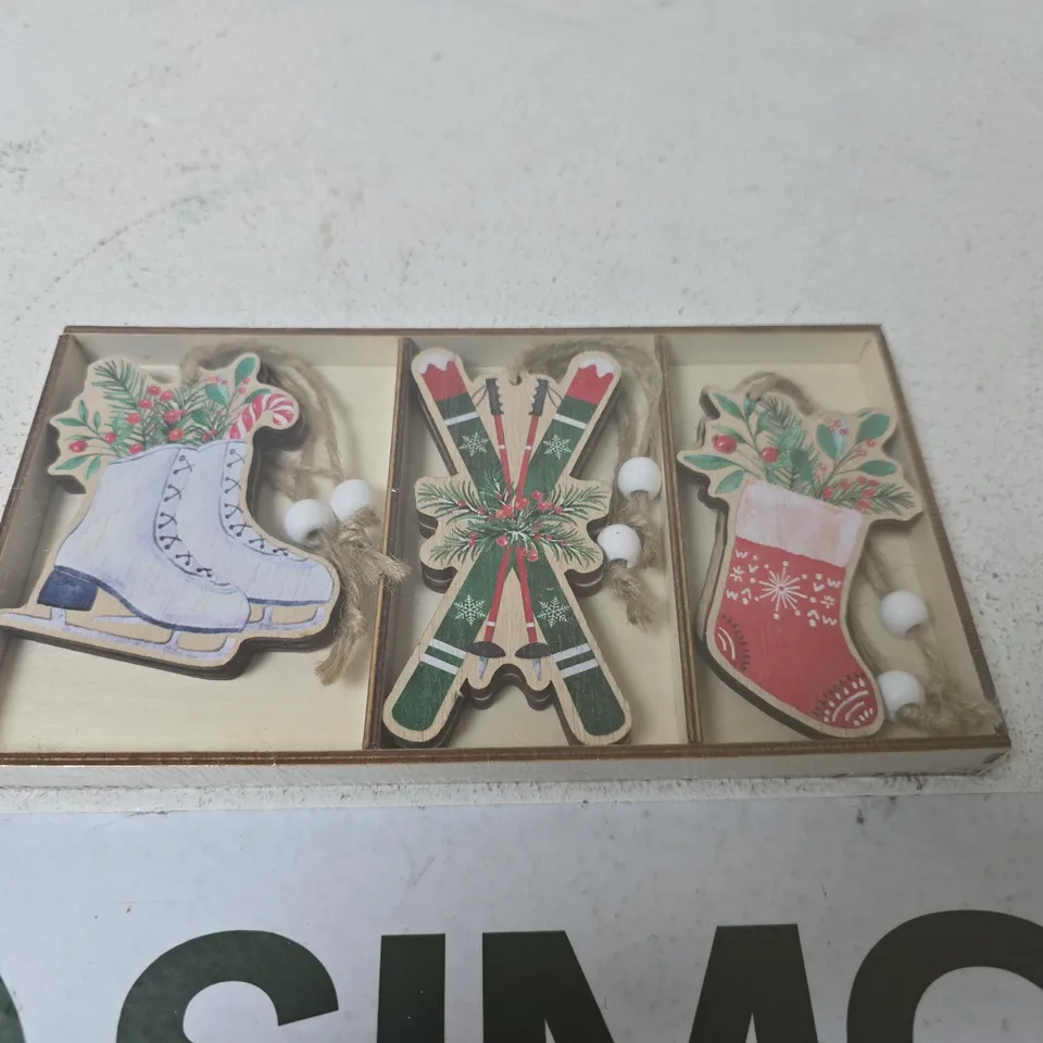 BOXED GISELA GRAHAM RUSTIC WOODEN DECORATIONS