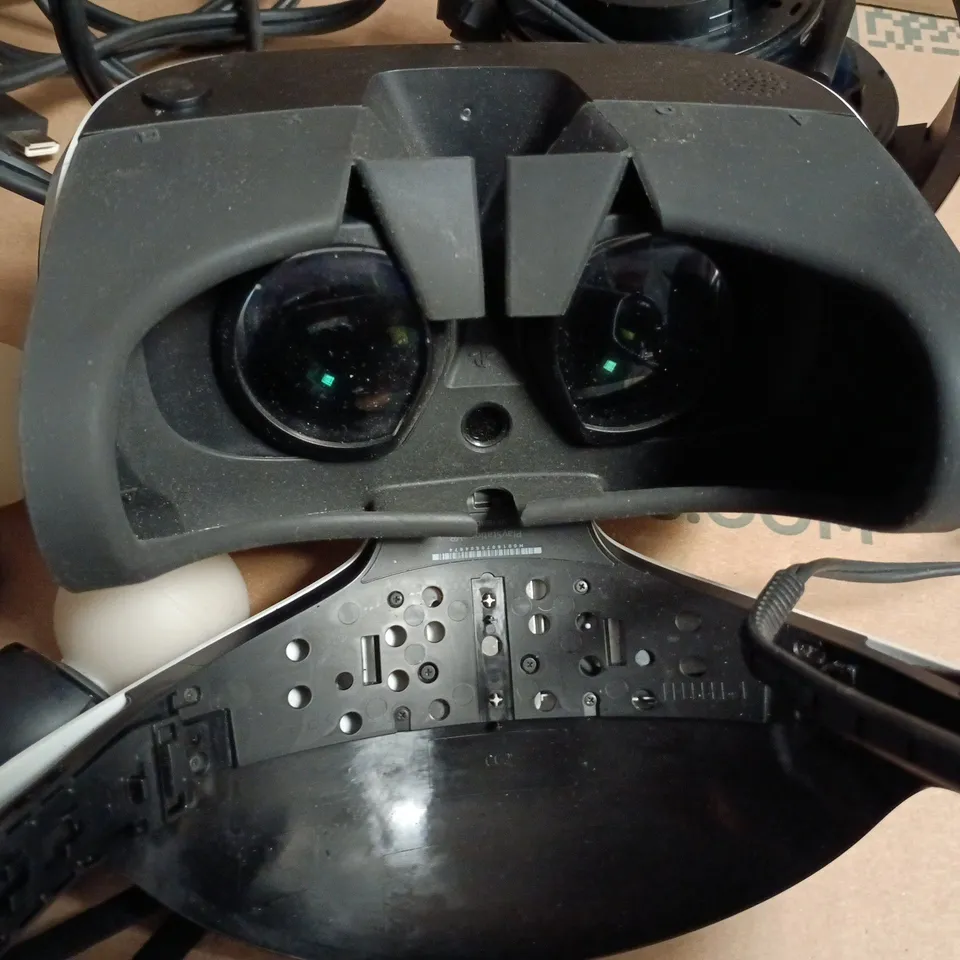 LOT OF ASSORTED GAMING ACCESSORIES TO INCLUDE SONY PLAYSTATION VR HEADSET, MOVE CONTROLLERS AND WIRELESS CONTROLLER