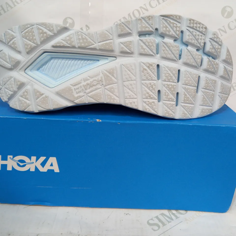 BOXED PAIR OF HOKA MACH 5 SHOES IN VIOLET UK SIZE 6