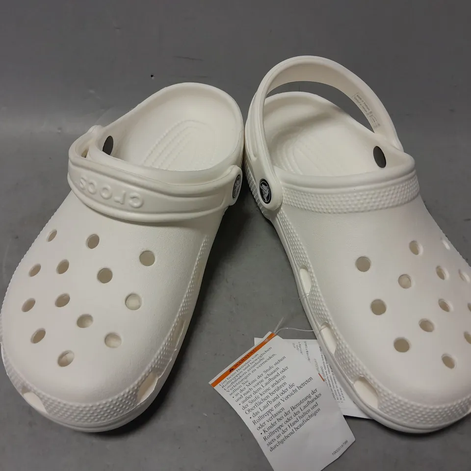 PAIR OF CROCS CLASSIC IN WHITE - UK M4/W5