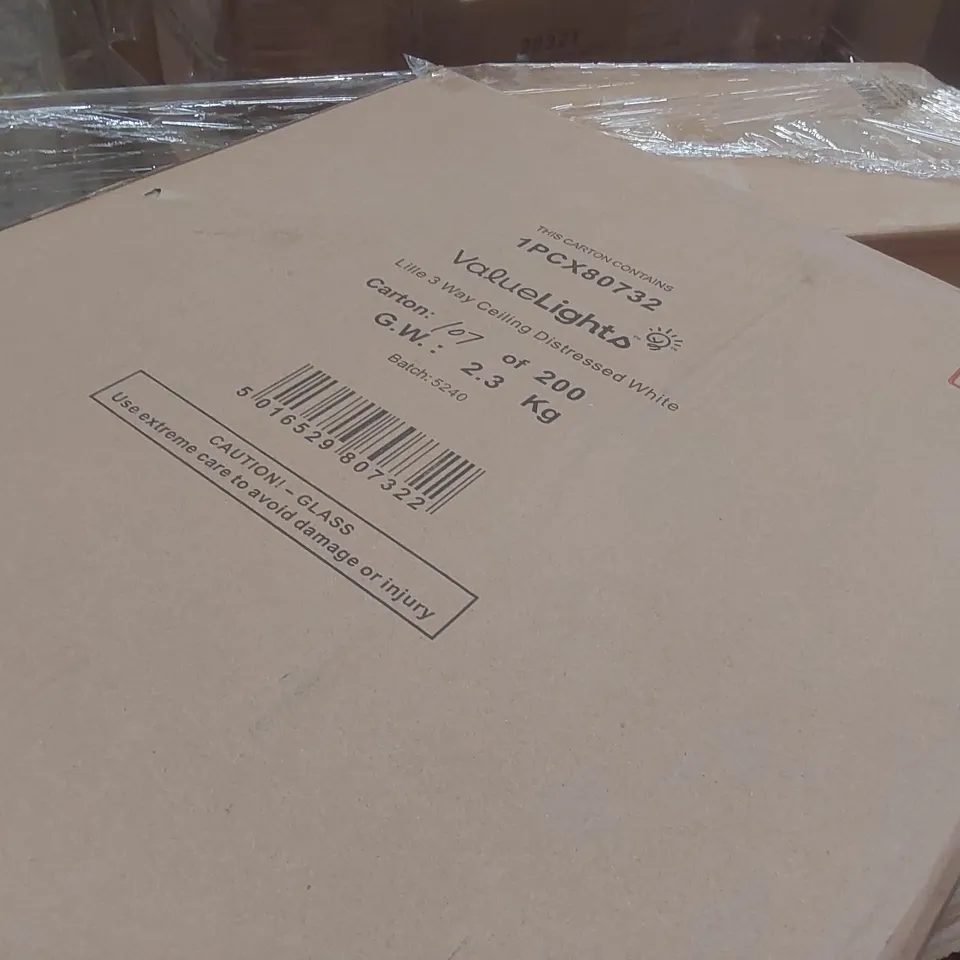 PALLET CONTAINING A VERY LARGE QUANTITY OF HOME LIGHTING PRODUCTS