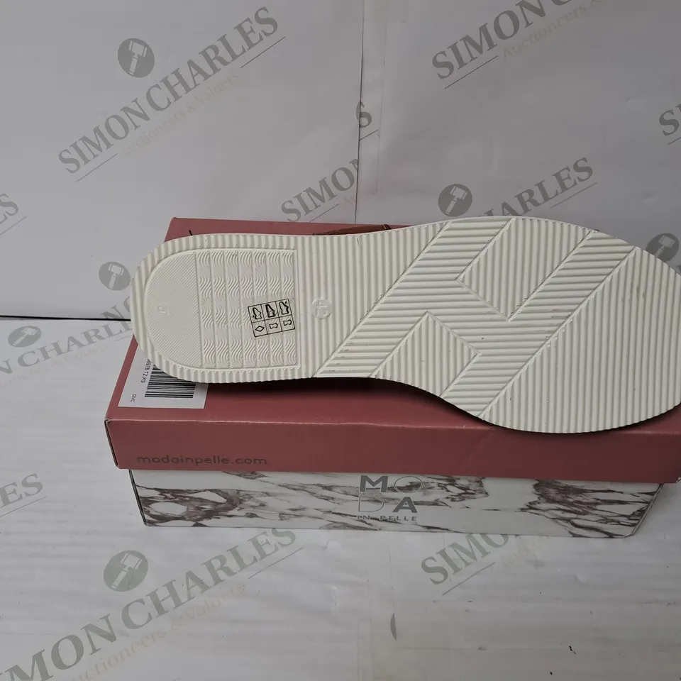 BOXED PAIR OF MODA IN PELLE OLANNA SANDALS IN TAN SIZE 9