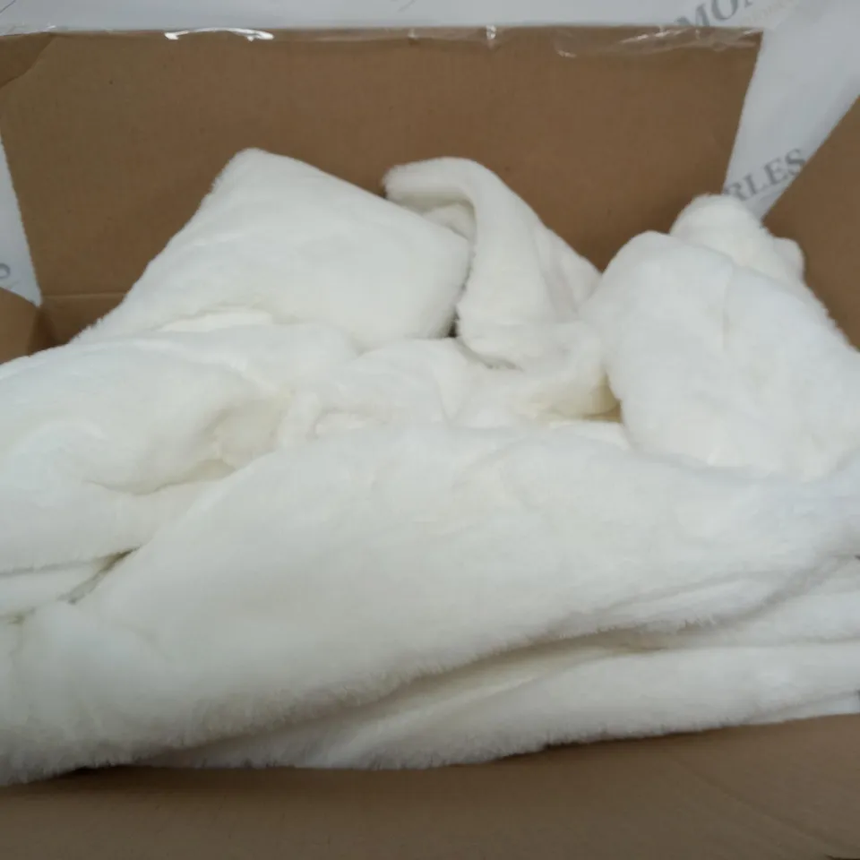 BOXED COZEE HOME HEATED WHITE FLUFFY BLANKET